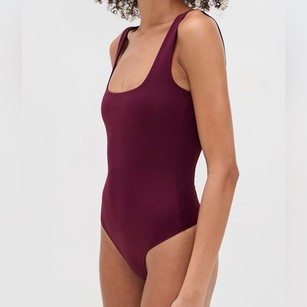 Good American Modern Tank Square Neck Contour Sculpting Thong Bodysuit in Brick - Picture 3 of 10